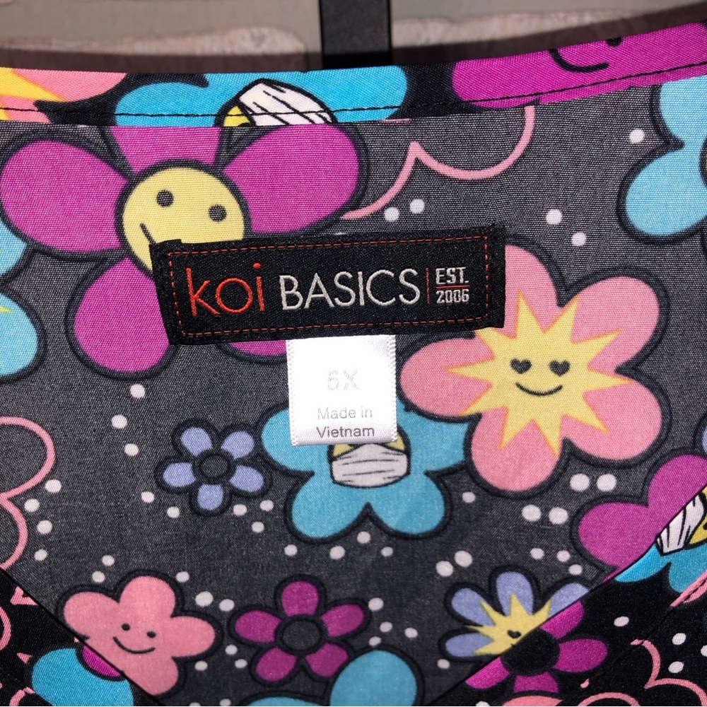 NWT Koi Basics Floral Smiley Face print short sleeve v neck scrub top size 5X - Picture 8 of 8